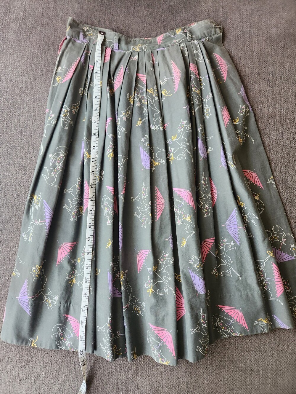 Pleated Grey Printed Midi Skirt with Pink & Lavender Kitties XS (Est)